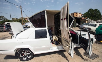 5台の車でつくったリムジン、ガザの若者に格の高い結婚式を