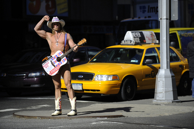 NY名物「裸のカウボーイ」、市長選に立候補