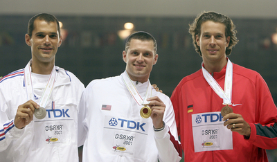 男子棒高跳びのメダル授与式が行われる