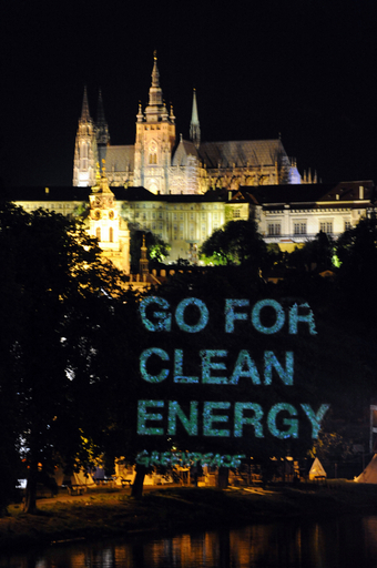 プラハの夜景に原発抗議のスローガン、グリーンピース
