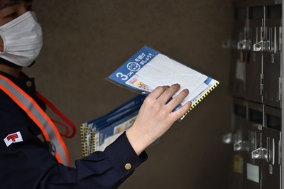 新型コロナ対策「アベノマスク」、都内で配達開始