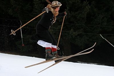 19世紀の装備で勝負、チェコでスキー選手権