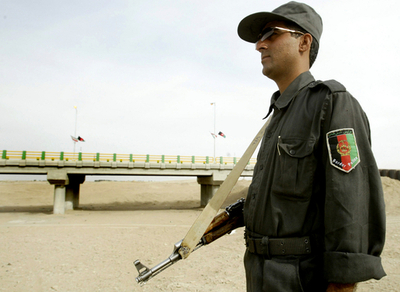 自爆テロで州知事の息子を含む7人が死亡、タリバンが犯行声明