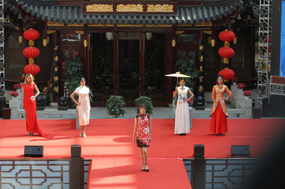 あでやかなチャイナドレスの数々　発祥の地・瀋陽を彩る