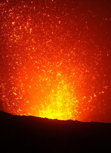 火口を間近で観察、大迫力のヤスール山観光が人気 バヌアツ
