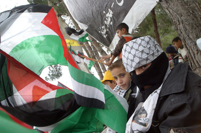 ファタハ支持者ら、設立を記念して集会 - パレスチナ自治区