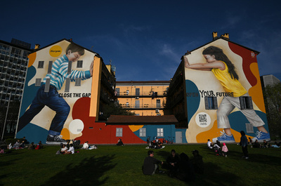 【今日の1枚】巨大壁画に挟まれる！ イタリア