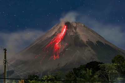 【今日の1枚】闇に輝く溶岩と星、インドネシア・ムラピ山