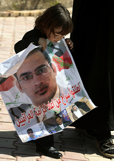 靴投げ記者に3年の禁固刑、イラク