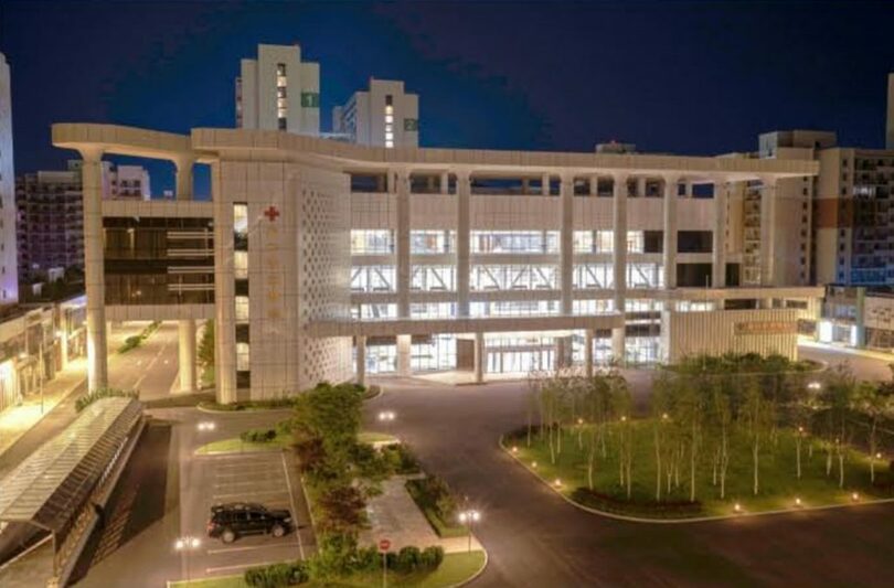 平壌総合病院＝9月24日付労働新聞(c)KOREA WAVE