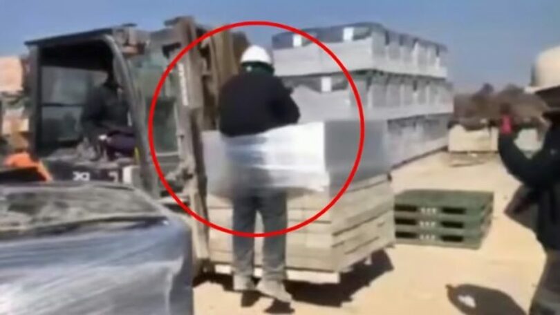 羅州市のレンガ工場で、外国人労働者がレンガとともにビニールで縛られフォークリフトで吊るされた(c)news1/MONEYTODAY