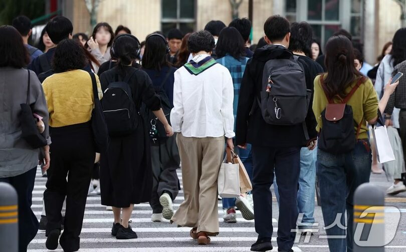 2025年9月22日、秋の気配が漂うソウル・光化門世宗大路交差点で歩く市民(c)news1