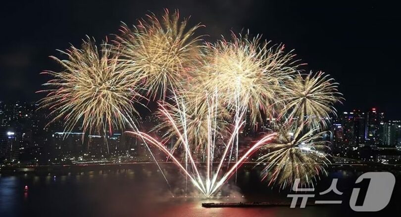 5日、韓国・ソウルの汝矣島漢江公園で開かれた「ハンファと共にするソウル世界花火祭り2026」で、華やかな花火が夜空を彩った＝2026年9月5日(c)news1