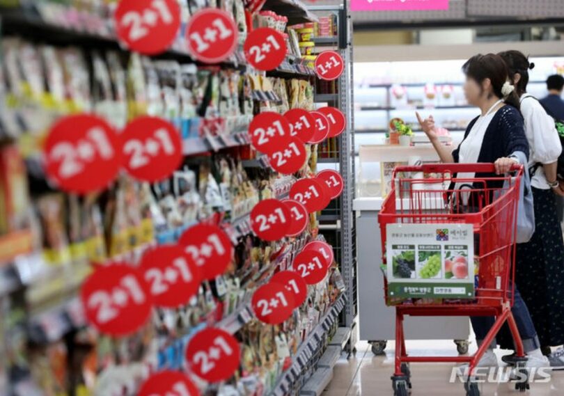 ソウル市内の大型マートで買い物をする客(c)NEWSIS