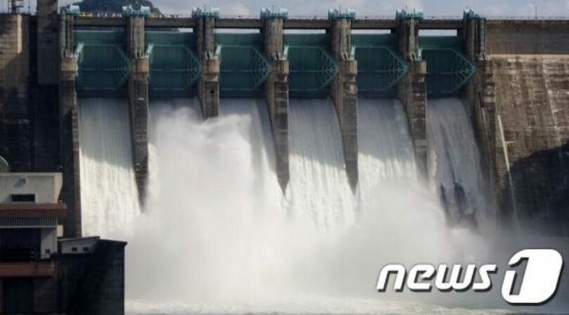 ダムの水門を開放する様子(c)news1