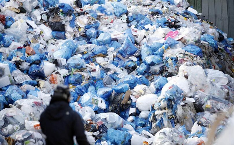 秋夕連休を前にした10月2日、ソウル市陽川区のマンション敷地に、贈答品などの過剰包装ごみが大量に積まれている(c)NEWSIS