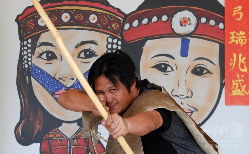 台湾伝統の弓矢をもう一度、先住民の男性が再現