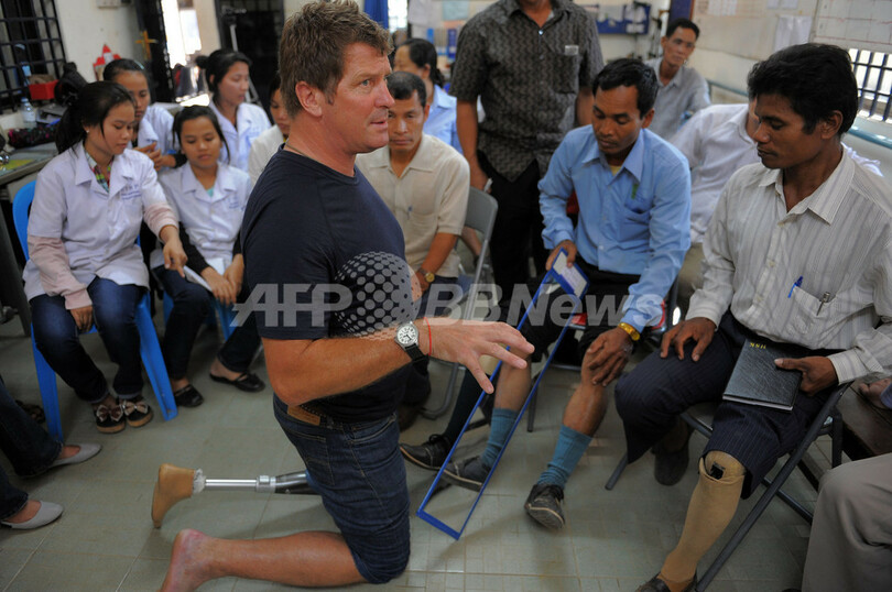 「失った脚が痛む」、四肢失った人々の苦痛を「鏡」が救う カンボジア