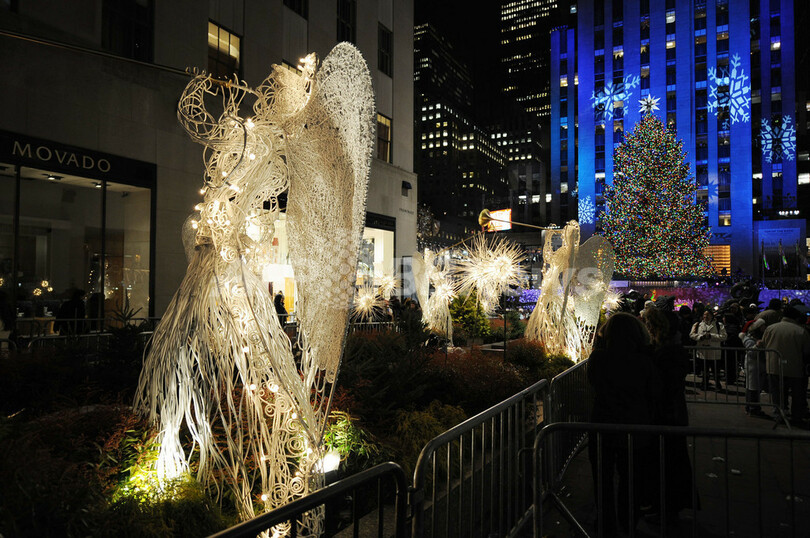 NYロックフェラーセンターでクリスマスツリーの点灯式