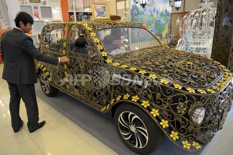 錬鉄のボディーを持つ車、展示会に登場 カンボジア