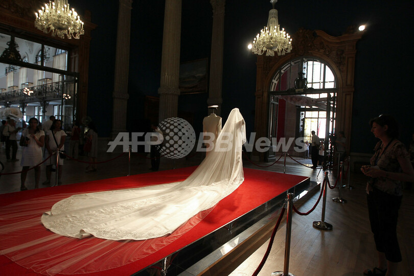 モナコの結婚式を記念した展覧会、ウエディングドレスなど公開