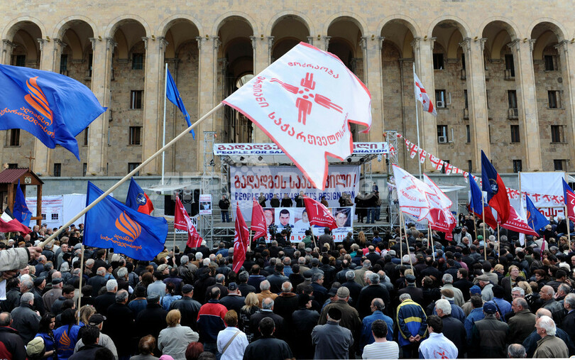 大統領の辞任求め大規模デモ続く グルジア・トビリシ