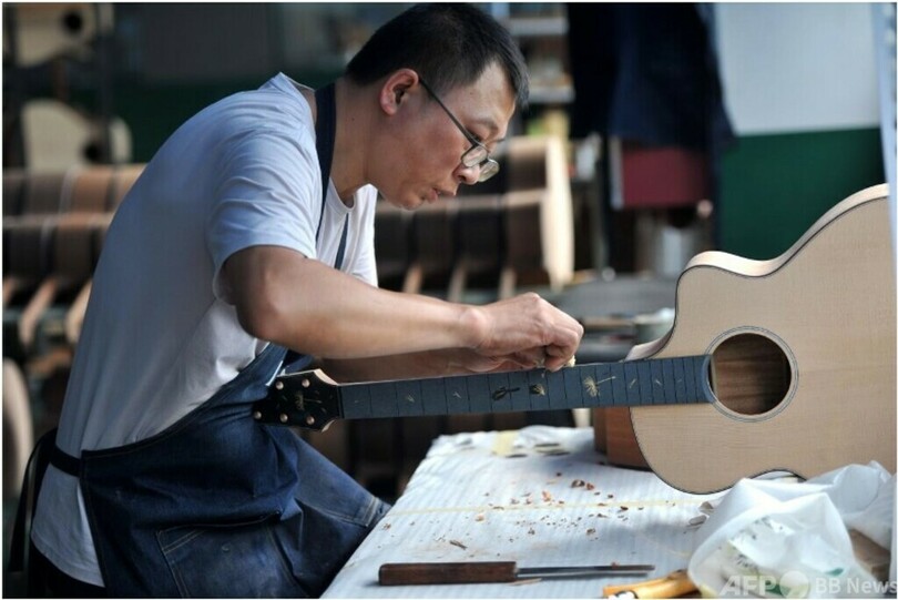 中国貴州省正安県のギター産業 豊かになる曲を弾く