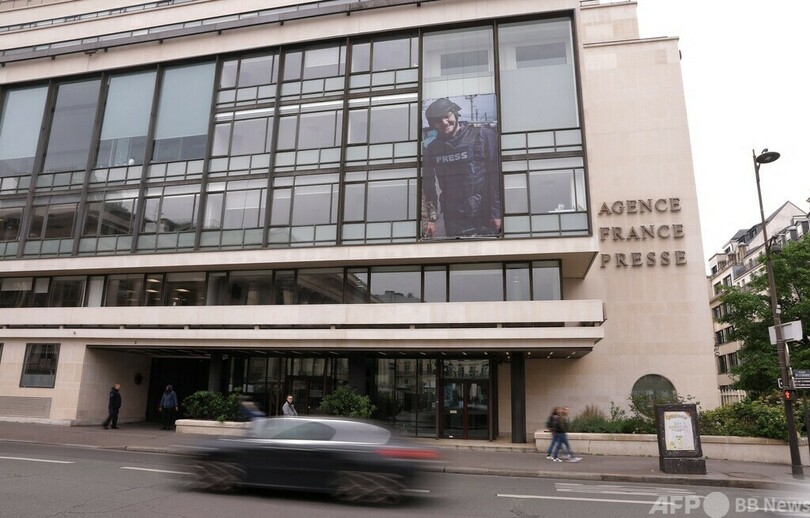 【今日の1枚】弔意のポートレート掲揚 ウクライナで死亡のAFPジャーナリスト