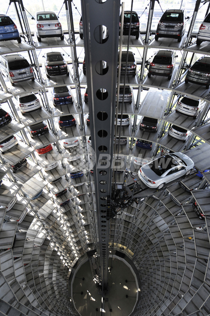 まるでSF映画の世界、独フォルクスワーゲンの巨大な在庫車倉庫タワー