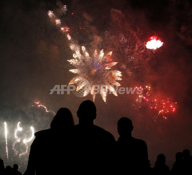 夜空に開く大輪の花、リトアニアで国際花火フェスティバル