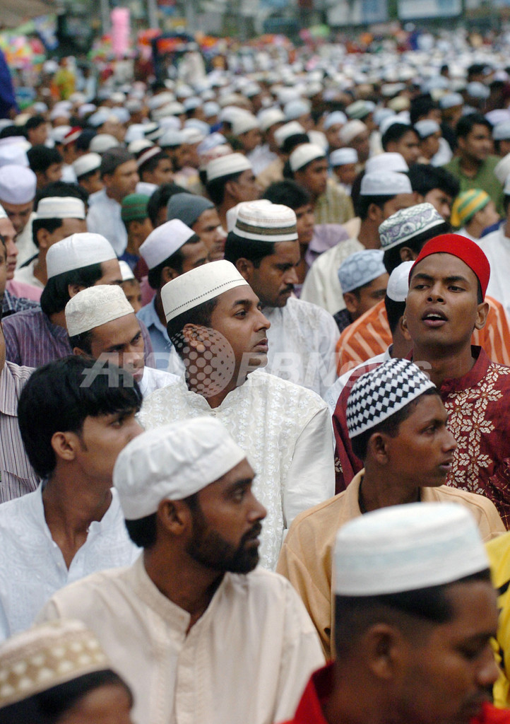 「イード・アル・フィトル」で国の平穏を祈るバングラデシュの人々