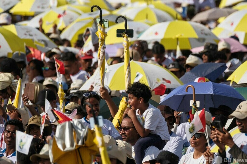 【今日の1枚】民族衣装でローマ教皇をお出迎え 東ティモール