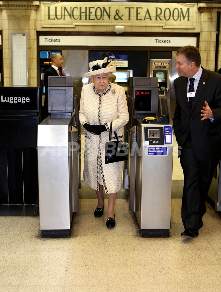 キャサリン妃に「赤ちゃんがいます」バッジ、ロンドン地下鉄