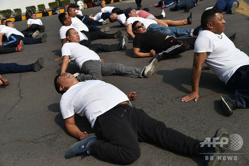 【今日の1枚】「イタタタタ」苦悶の声が聞こえてきそう、肥満と闘う警察官