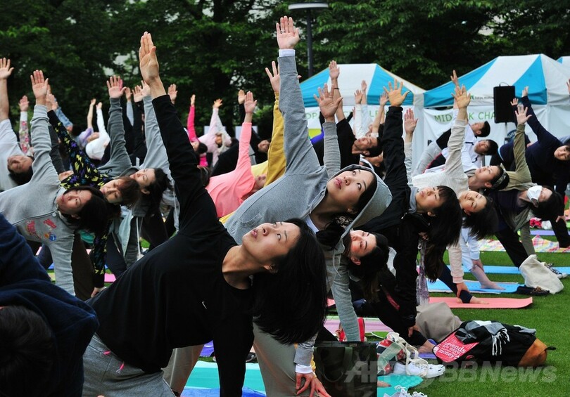 屋外の芝生でヨガを楽しむイベント開催、東京・港区