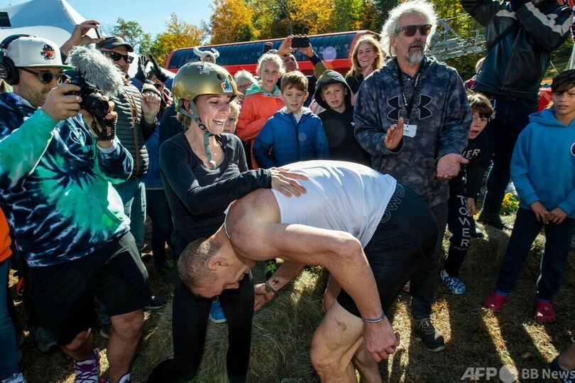 一心同体で障害物レース 米で「妻運び選手権」