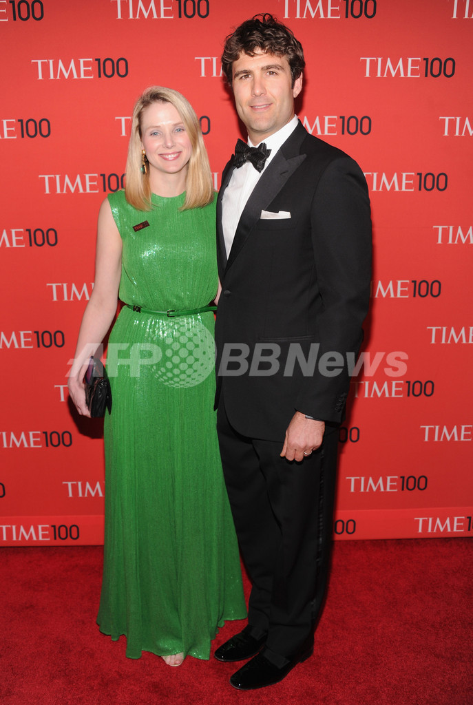 米ヤフーのメイヤーCEOは鮮やかな緑のドレス、「世界で最も影響力のある100人」ガラパーティ