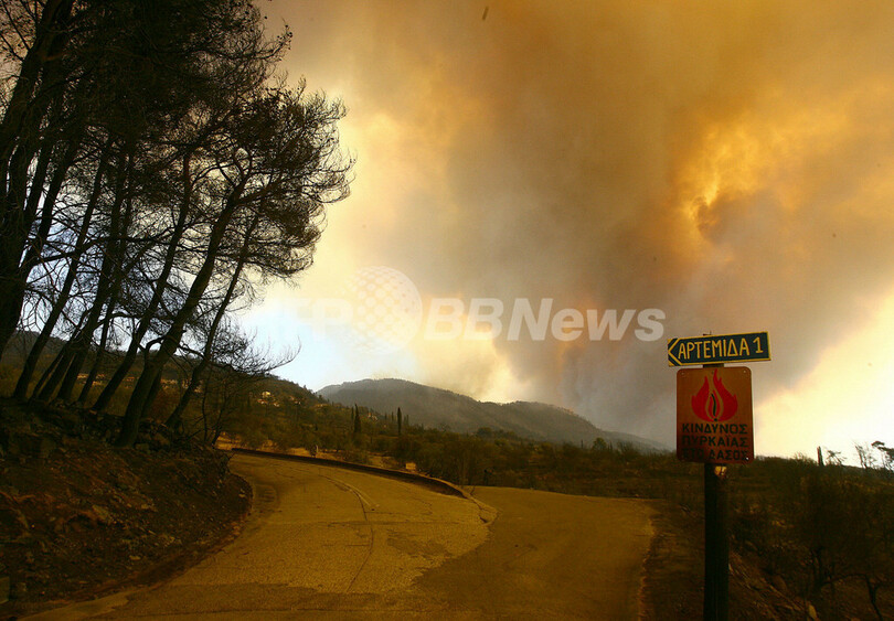 首相が非常事態宣言、ギリシャ山火事拡大で46人死亡