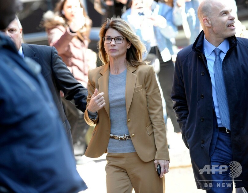 米裏口入学スキャンダル、女優ロックリン被告は無罪を主張