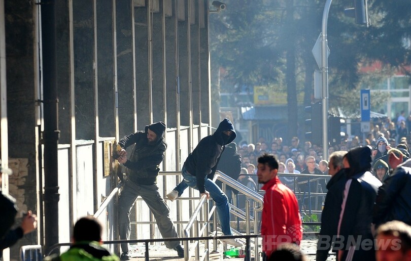 ボスニア・ヘルツェゴビナ各地にデモ拡大、150人以上負傷