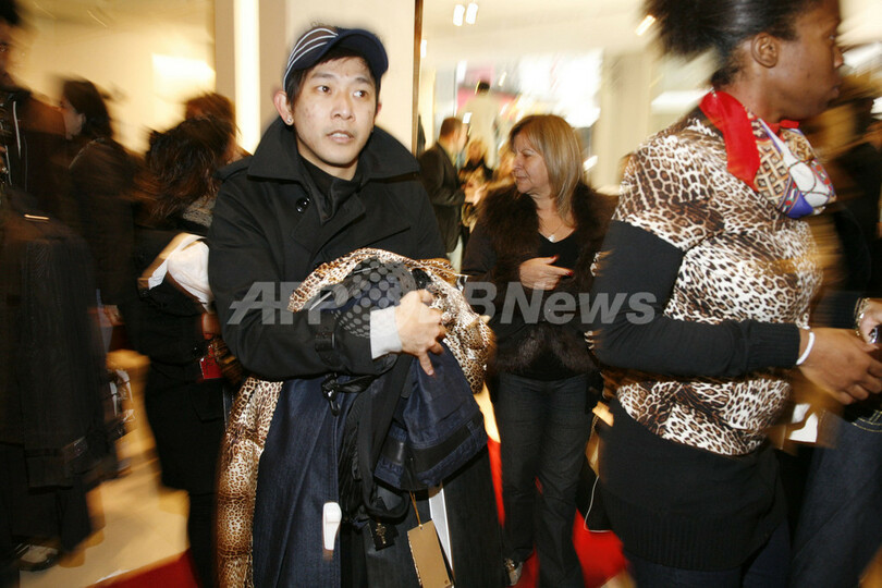 H＆Mとロベルト・カバリのコラボ、NYで大反響