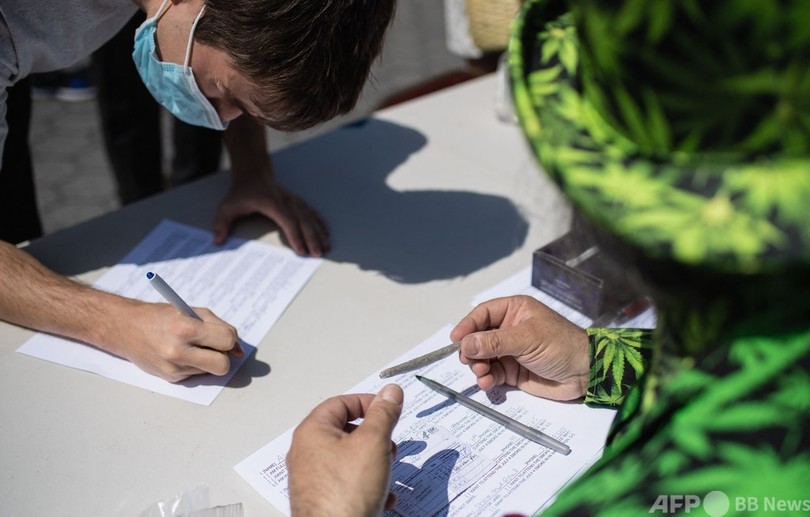 「ワクチン接種で大麻たばこを」 合法化祝う活動家ら配布 米NY