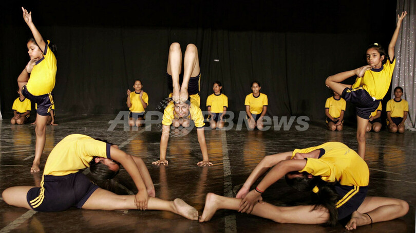 元祖「燃焼系」? インド女子ヨガ全国選手権