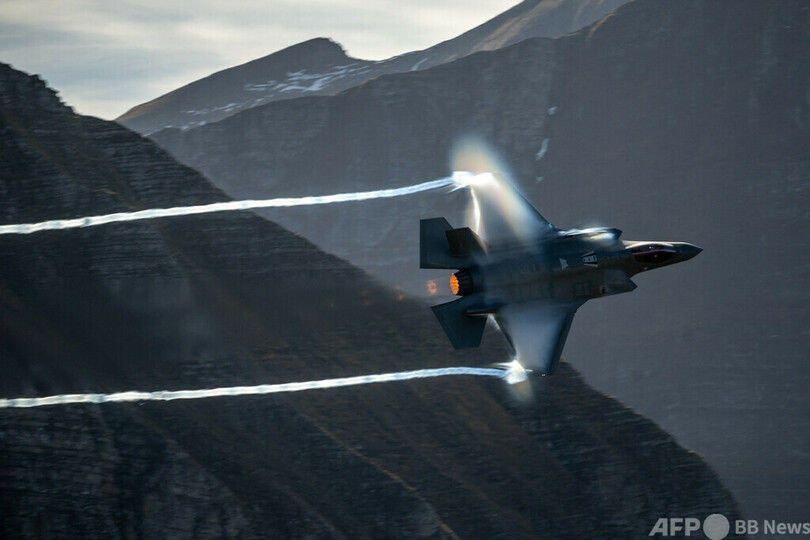 高山の上を舞う、スイス空軍の航空ショー