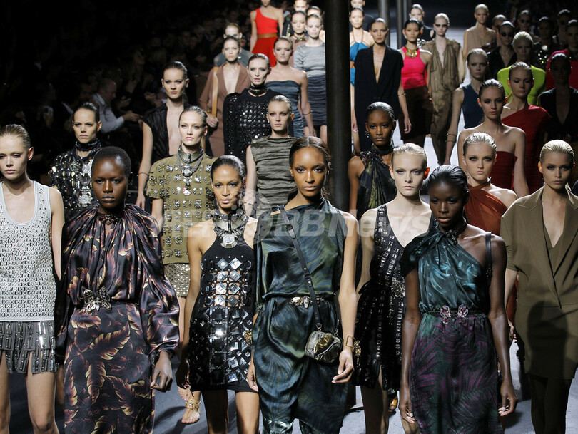 ＜11年春夏パリコレクション＞ランバン、新作を発表