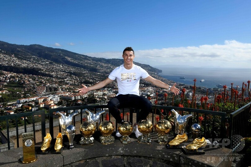 ポルトガル代表ロナウド、個人タイトルのトロフィーを並べた写真を公開