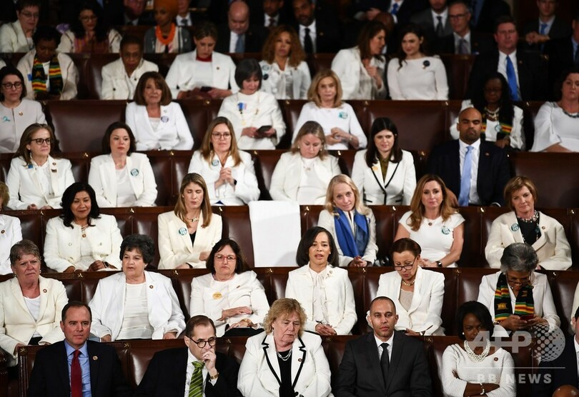 トランプ氏が一般教書演説、ペロシ氏は終了後に原稿破る