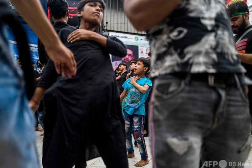 鎖や刃物で自分をむち打つ姿も…イスラム教シーア派の儀式 インド