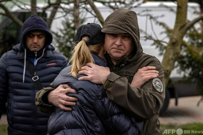 「戦争犯罪」捜査で町長らの遺体掘り出し ウクライナ・ホストーメリ