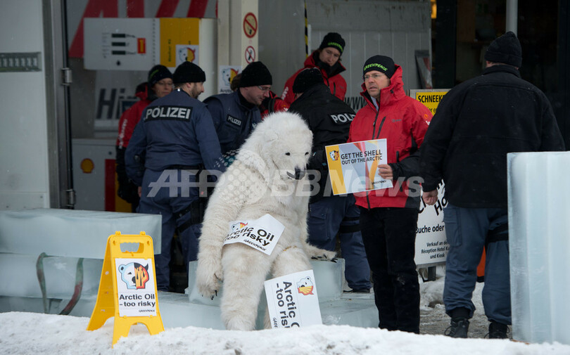グリーンピースがダボスで抗議活動、北極圏の石油開発に抗議